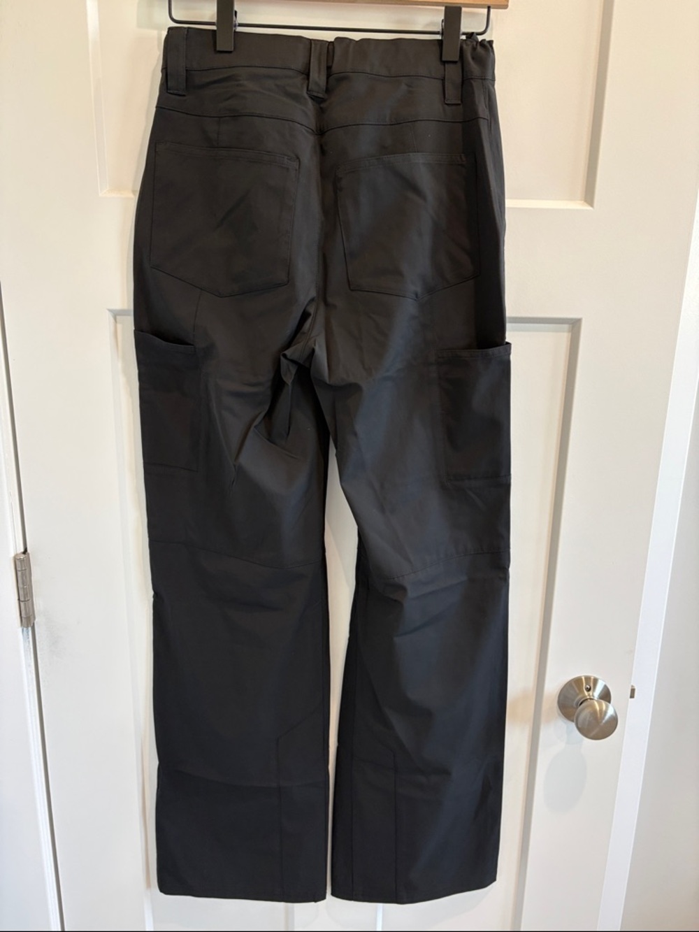 ALO Yoga Black Cargo Pants with Utility Pockets - Picture 4 of 4